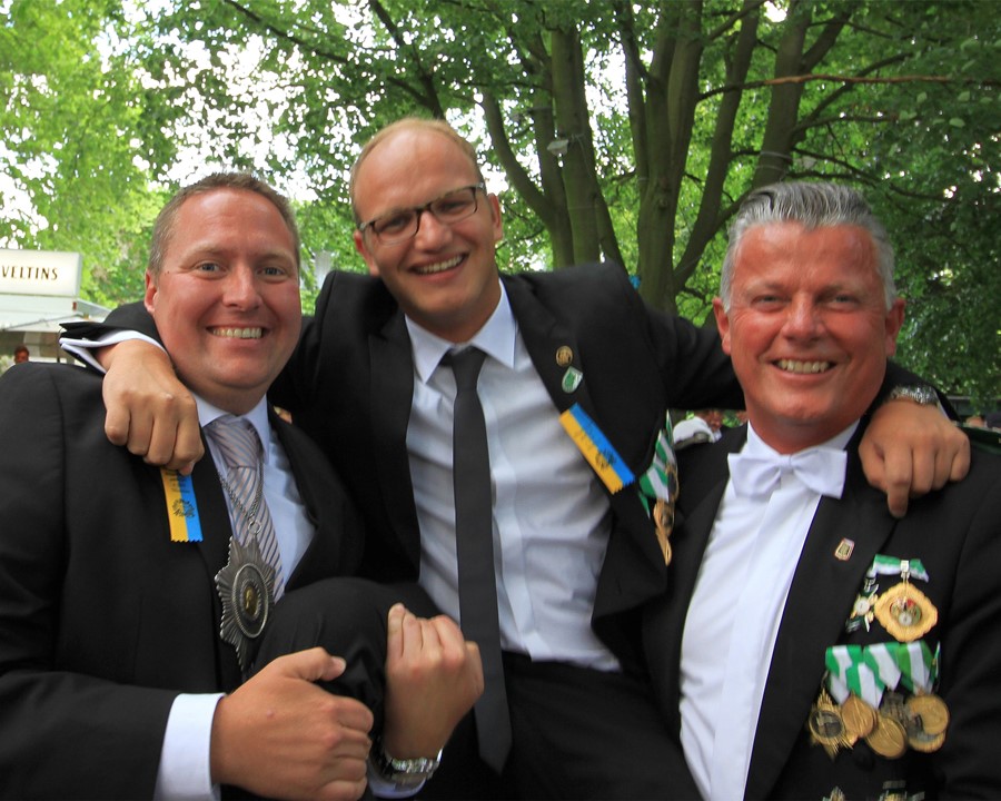 Große Freude nach dem Königsschuss: Maximilian Scholten ist der neue Regent der Bürgerschützen-Gesellschaft von 1546 zu Ibbenbüren. Vorgänger Mathias Herkenhoff (l.) und Richard Wichmann lassen ihn hochleben. Foto: Peter Henrichmann-Roock