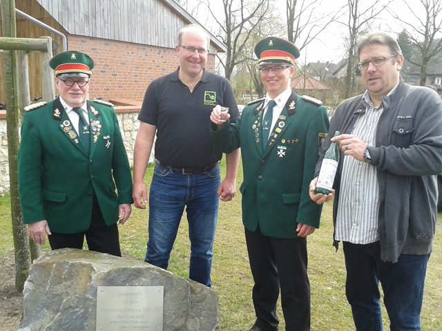 von links nach rechts; 2. Vors. Herwart Hölscher, Stifter Michael Reiffenschneider, 1. Vors. Carsten Schnepper, Oberst Klaus Dölling