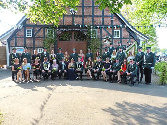 Die Majestäten und ihr Hofstaat: Vor dem Schützenhof versammelten sie sich zu einem Erinnerungsfoto. In der Mitte sitzend das Königspaar Gerrit Stalfort und Sabrina Vogt. Foto: Ruth Jacobus