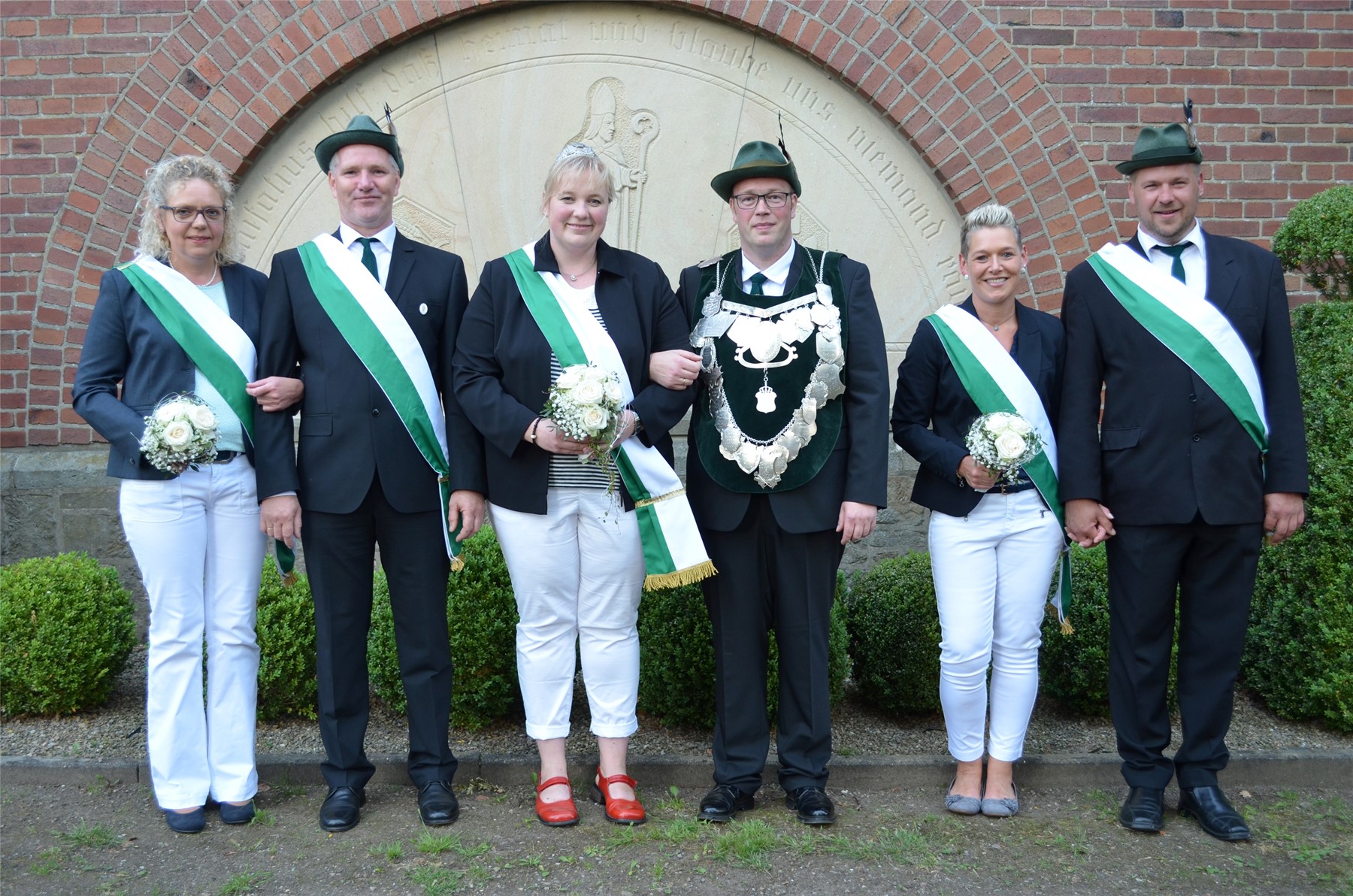 Der Birgter Schützenkönig Peter Horstschröer mit seiner Königin Katrin und dem Hofstaat. Foto: Francis Kroll